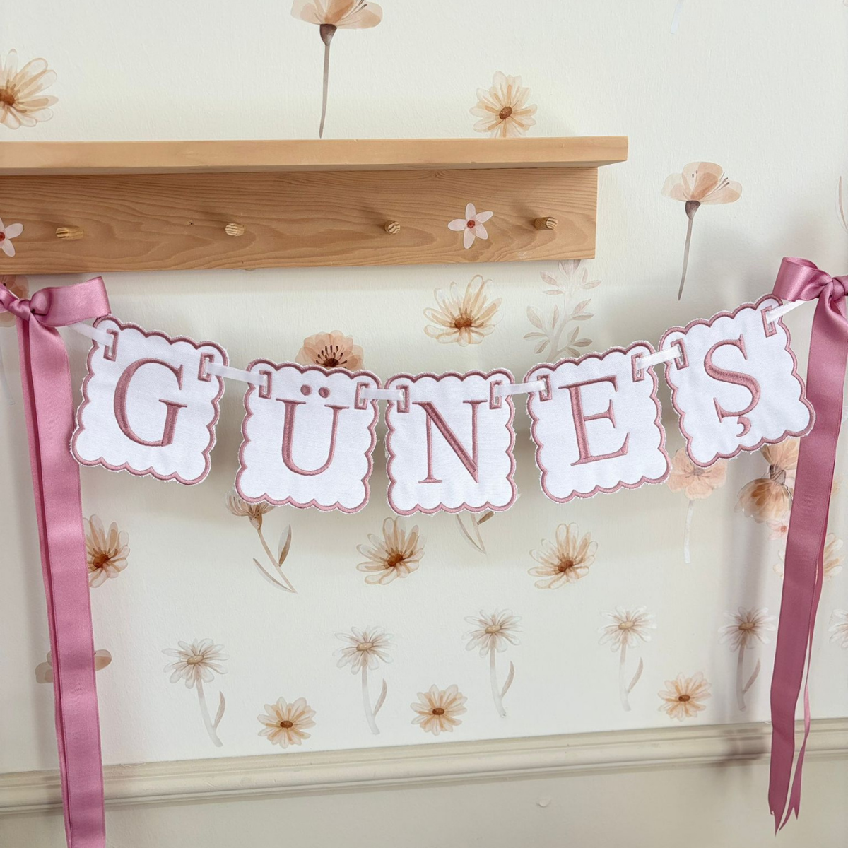 Kişiye Özel İsimli Bebek Odası Kapı Süsü / Flama Banner (Harf Sayısına Göre Fiyatlı)